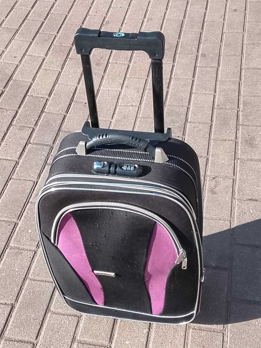 Mała walizka z wyciąganą rączką na kółkach 58x35x20cm / Polecam