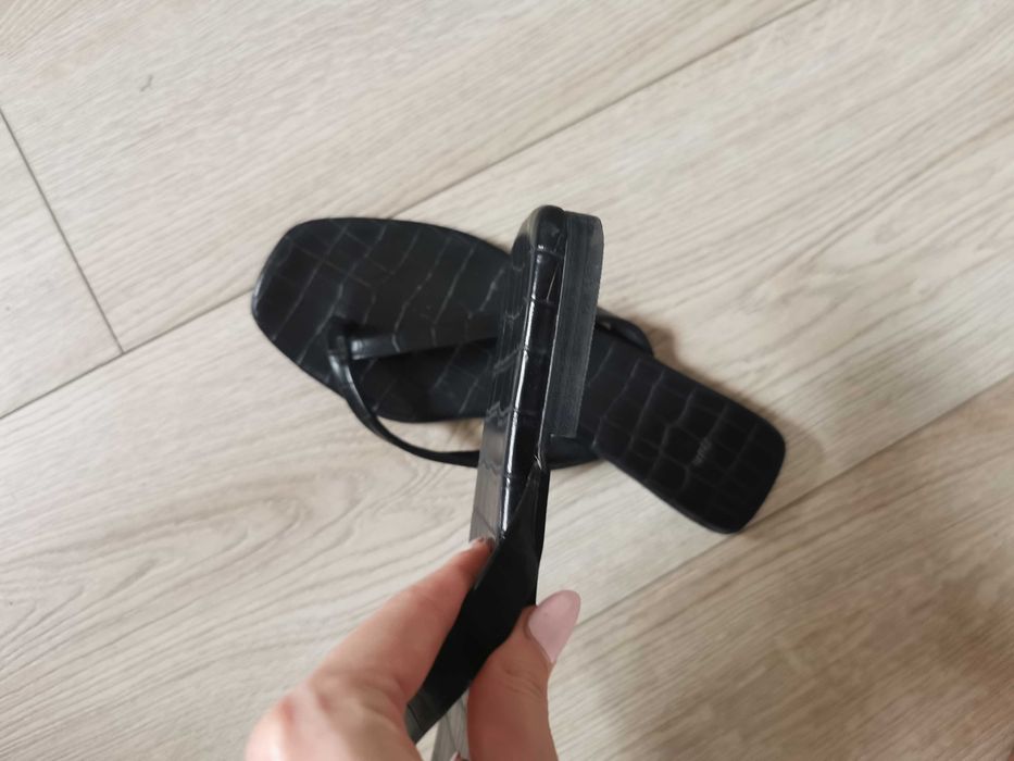 Czarne klapki wężowe 39 japonki H&M