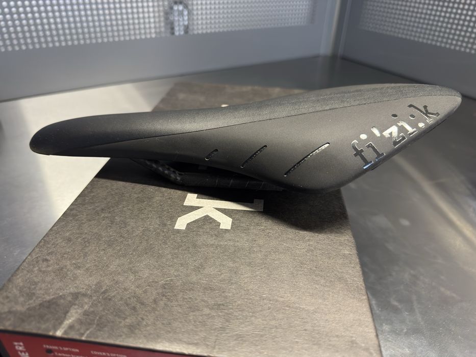 Selim Fizik Arione R1 em carbono