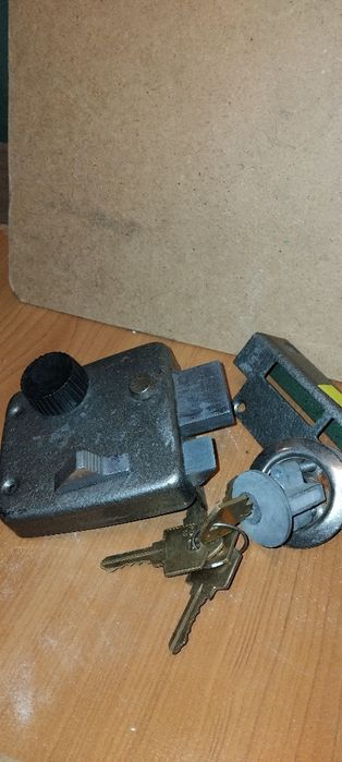 Продам накладной замок старого образца.