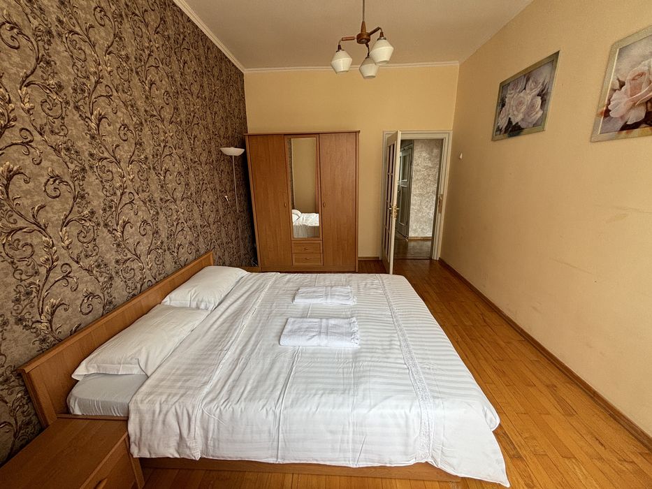 Трикімнатна квартира подобово біля собору