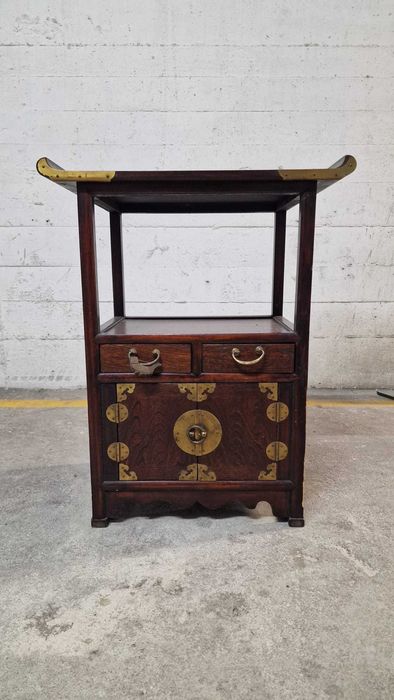 Móvel oriental em madeira c/ ferragens em latão — 64x51x32