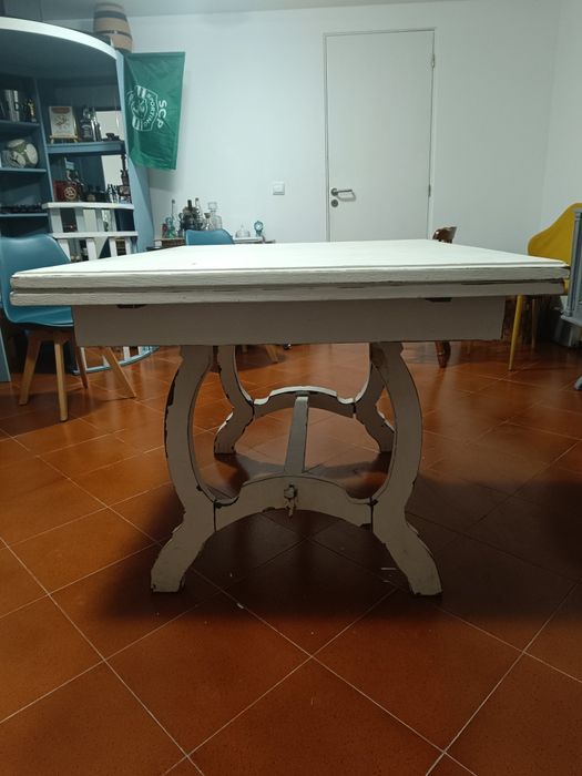 Mesa antiga em madeira