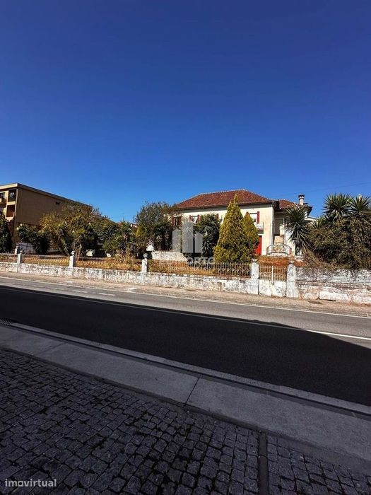 Moradia e Terreno com 3.000 m² em Lordelo- Paredes