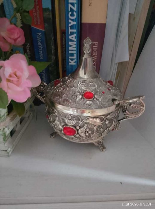 Cukiernica z czerwonymi kamykami