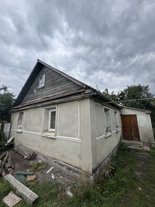 Продам будинок в м.Почаїв! 10 соток землі, гараж,сад та всі комунікації !