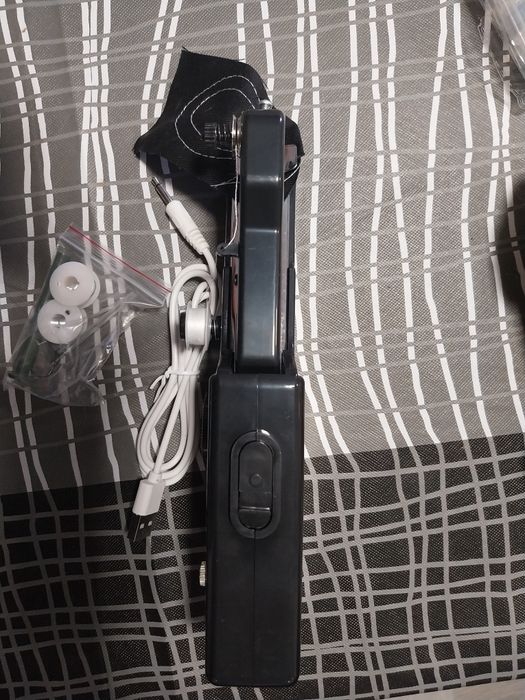 Máquina costura portátil e linhas