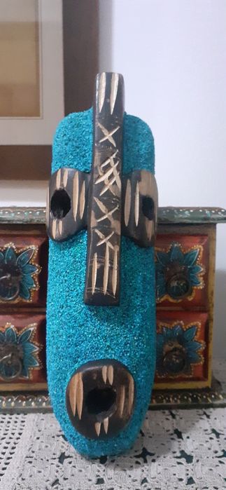 Máscara em madeira nova