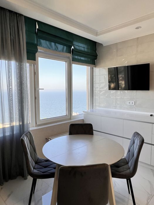 Сдам стильную белоснежную 2-х комн кв. Аркадия. Прямой вид на море.