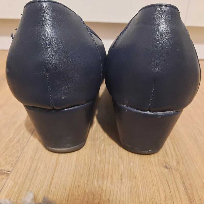 buty na małej koturnie