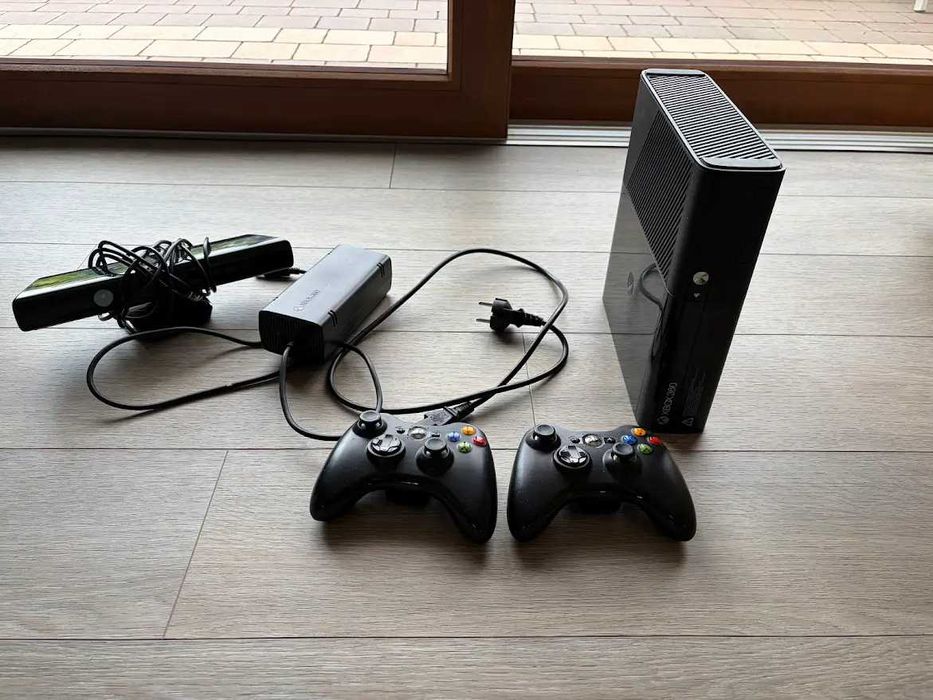 Konsola XBOX 360 E  + dwa pady + 22 gry