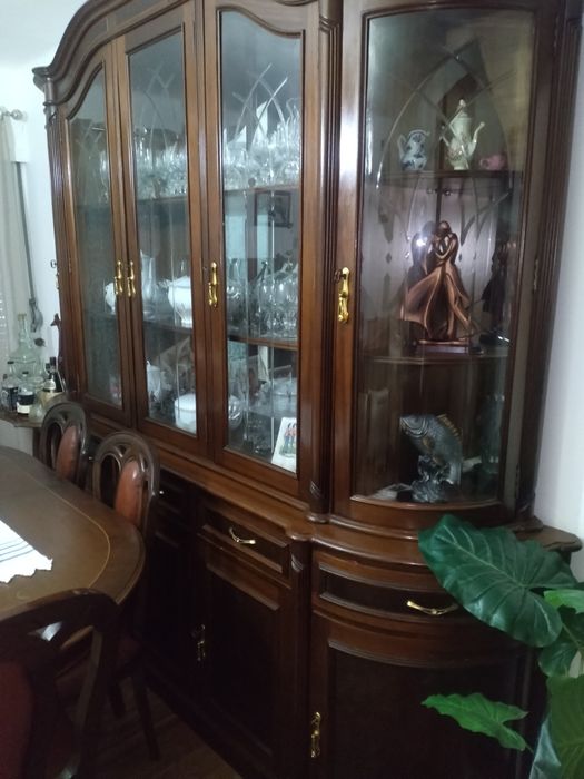 Móvel de sala, mesa e cadeiras