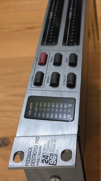 Подавлювач зворотнього зв'язку Behringer FBQ 2496