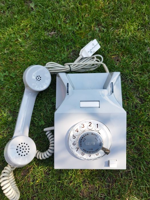 Zabytkowy telefon RFT