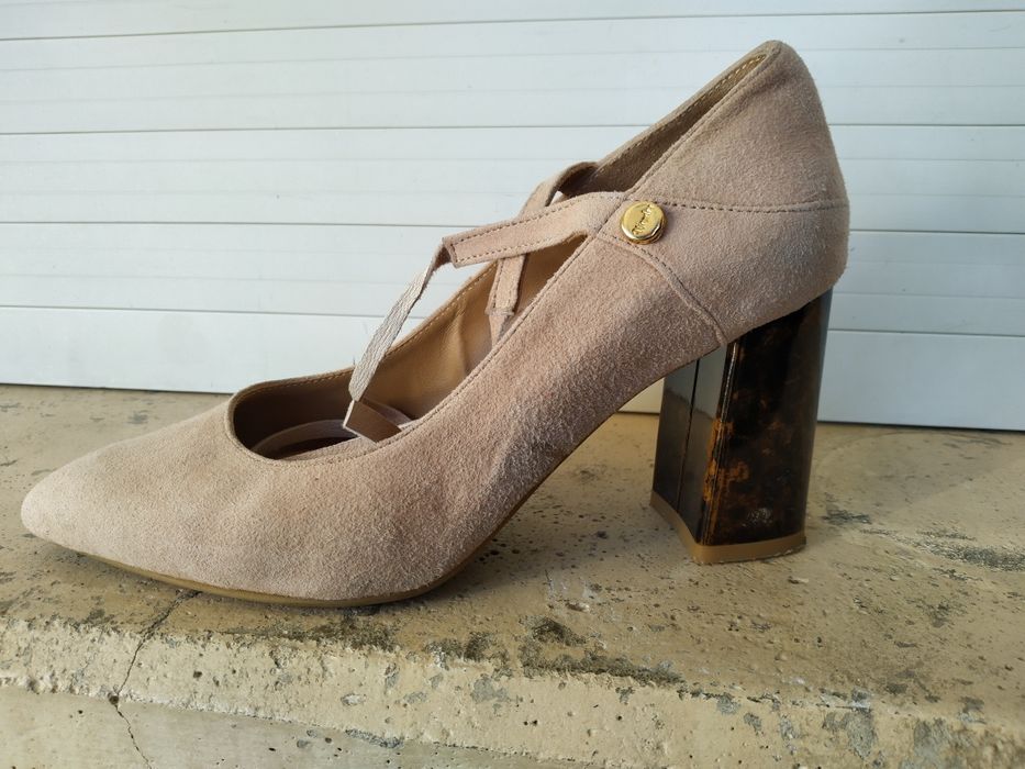 Sandálias Beges NR 37