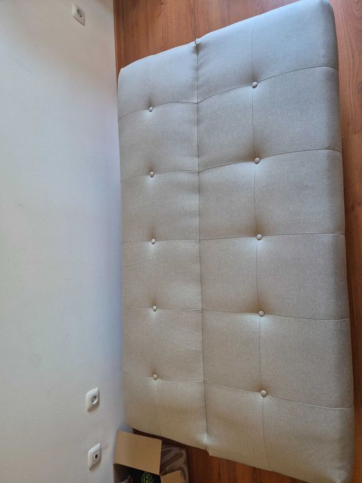Sofá-cama em creme — elegante e prático