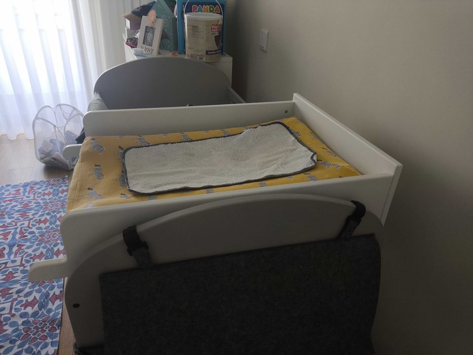 Muda fraldas em berço e Bolsa de higiene