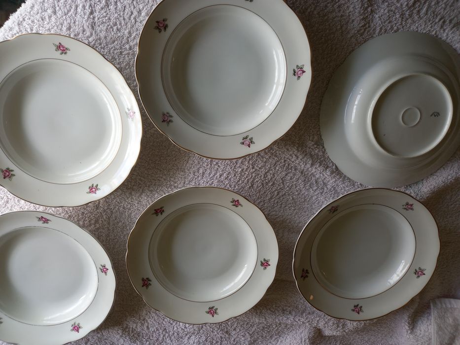 Pratos de sopa e rasos mais uma travessa da vista alegre