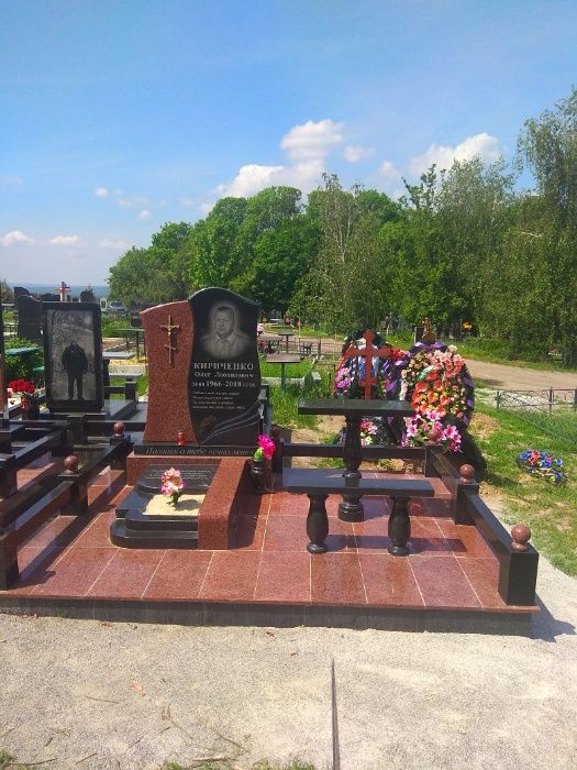 Гранітні пам'ятники будь якого кольору.  Доставка, встановлення.