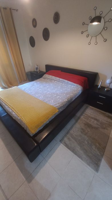Cama de casal + cabeceiras e móvel