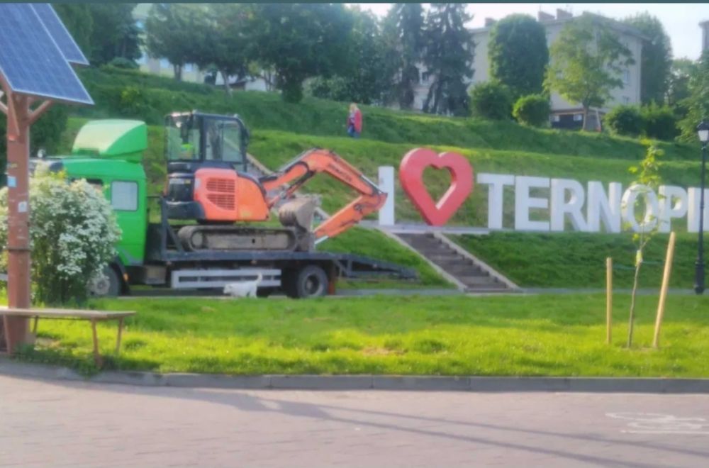 Послуги гусеничним екскаватором.