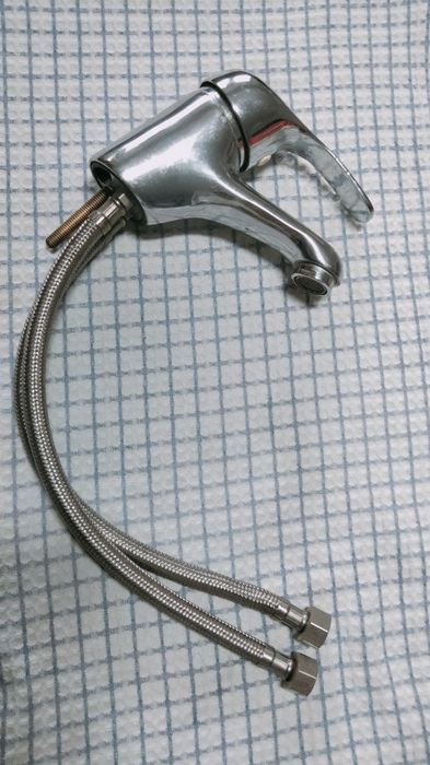 Faucet mixer for washbasin.64585174290305120