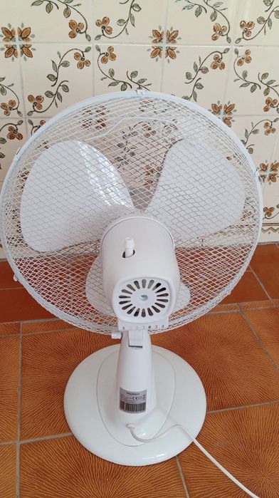 Vendo dois ventiladores ( ventoinha) 40cm abajur e  espremedor de laranjas.