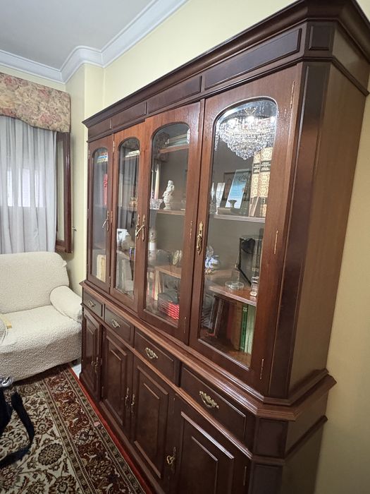 Estantes mogno usado em bom estado.