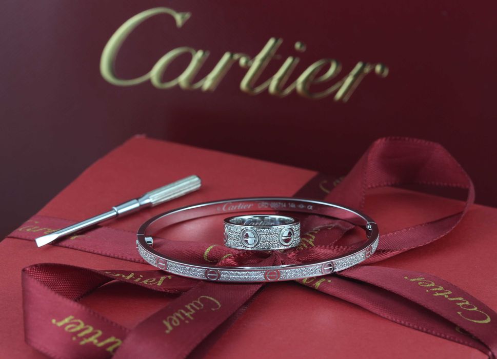 Золотое кольцо с бриллиантами Cartier Love