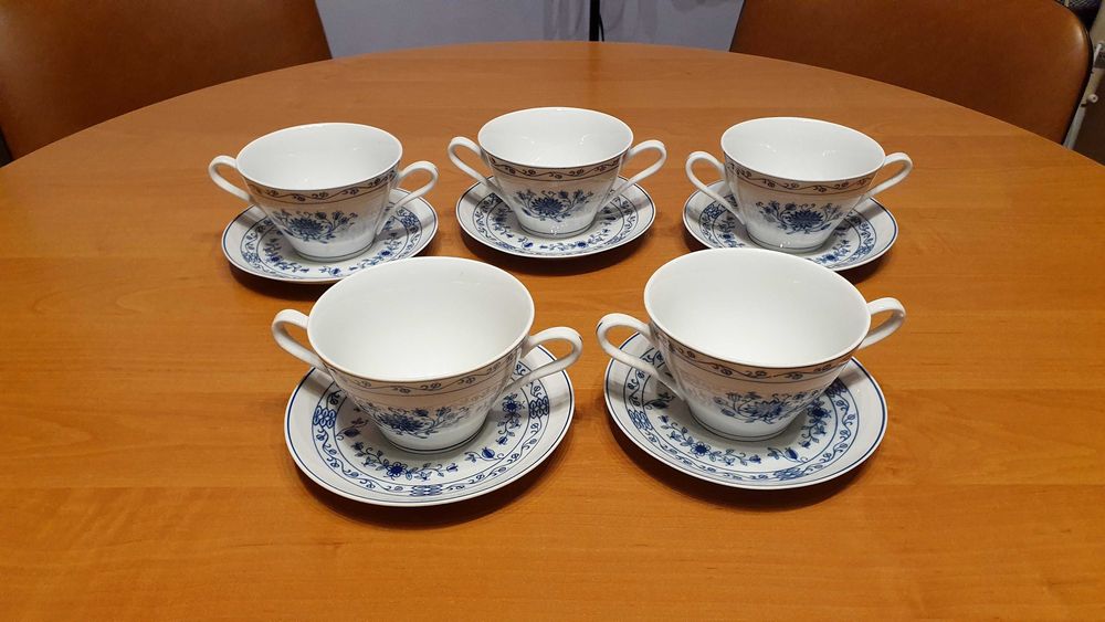 Bulionówki z talerzykami. 5 zestawów. Wzór cebulowy. Ćmielów. PRL