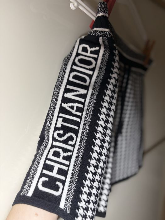 Продам НОВЫЙ женский костюм(свитер+шорты)