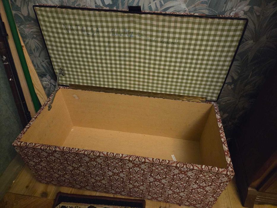 kufer - skrzynia z otwieranym wiekiem w starym stylu