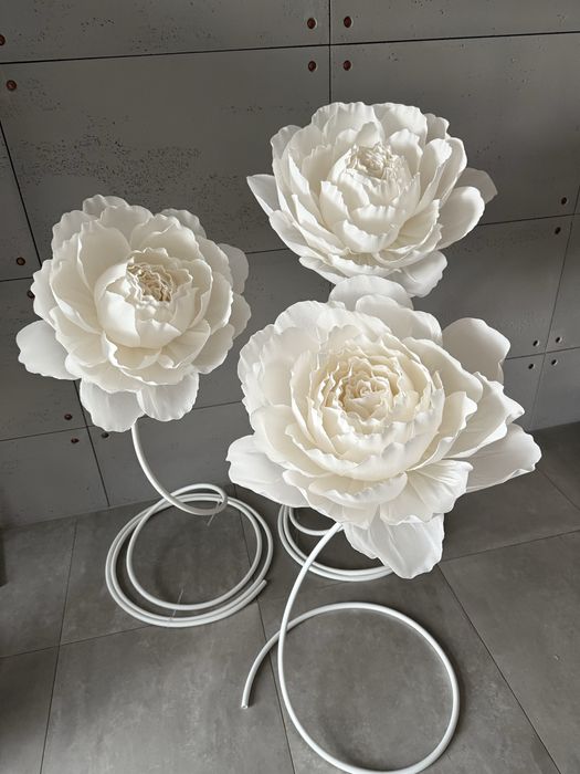 Kwiaty z krepiny na białych łodygach