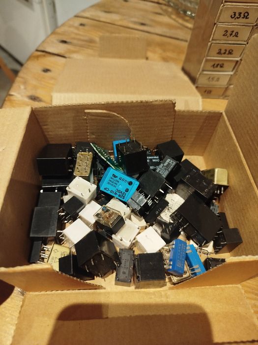 Oporniki, kondensatory, części elektroniczne, mały elektronik