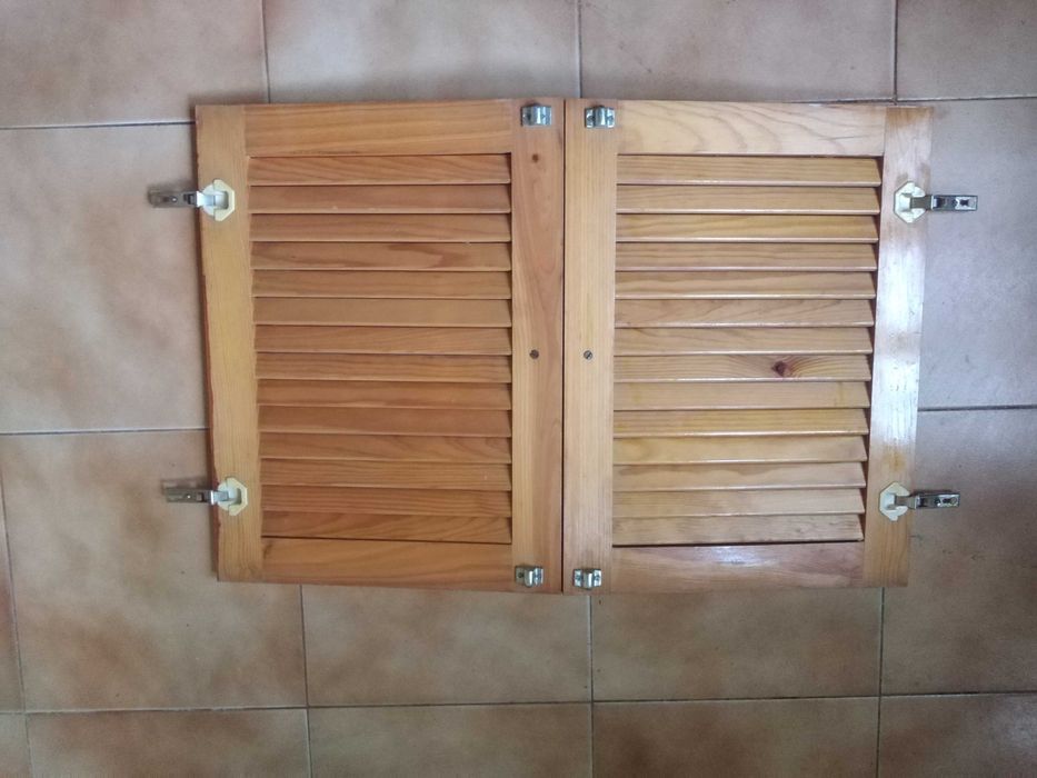 Duas pequenas portas de madeira