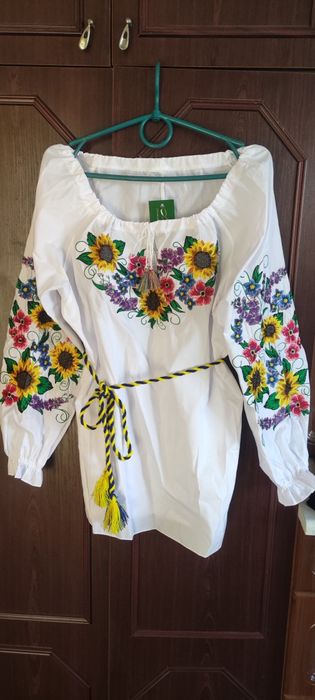 Біла бавовняна вишиванка з квітковою вишивкою