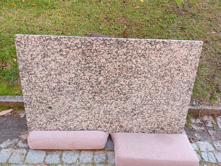 Pedra em granito com medidas: 130/80/3cm.
Exemplar estado de conservaç