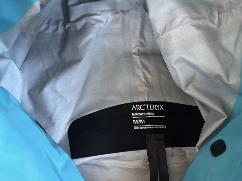 Błękitna kurtka arcteryx
