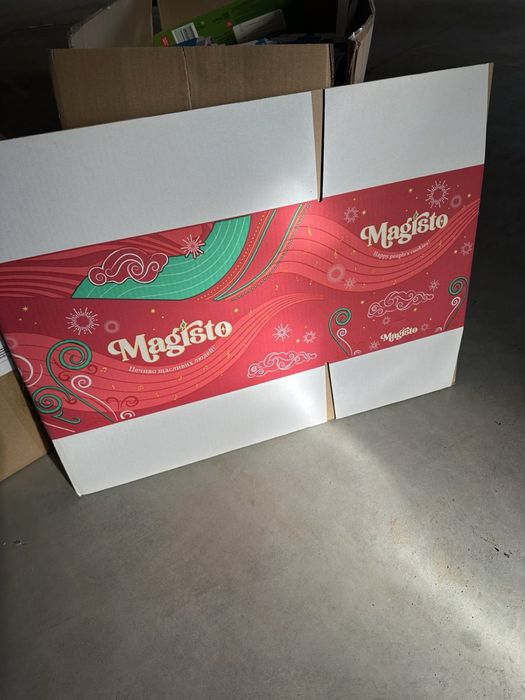 Коробки картонні  розмір 26/39/26 а також є інші розміри.