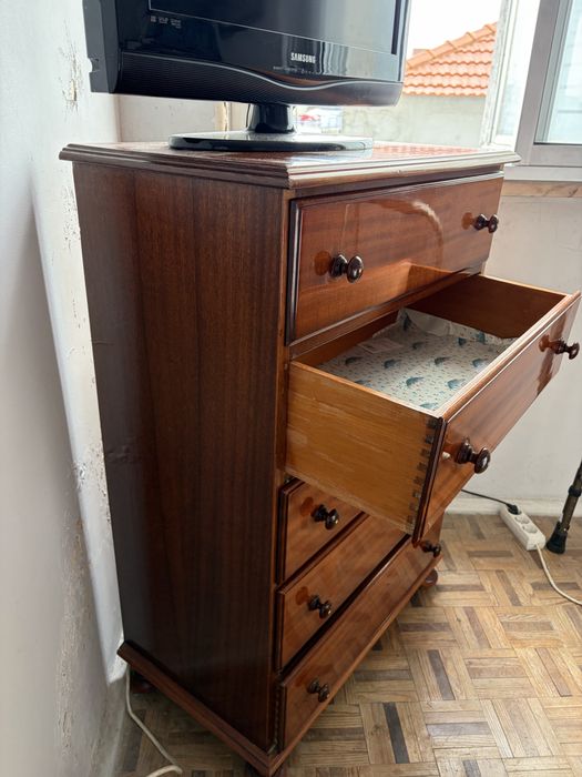Cómoda com 5 gavetas