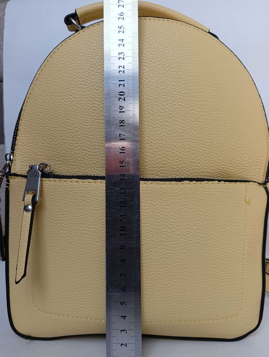 Новий жовтий рюкзак від Stradivarius зі штучної шкіри.
