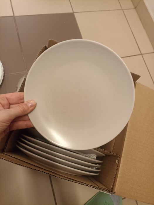 Talerze białe i szare