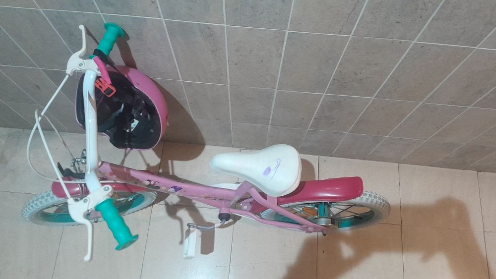 Bicicleta de criança com rodas pequeninas