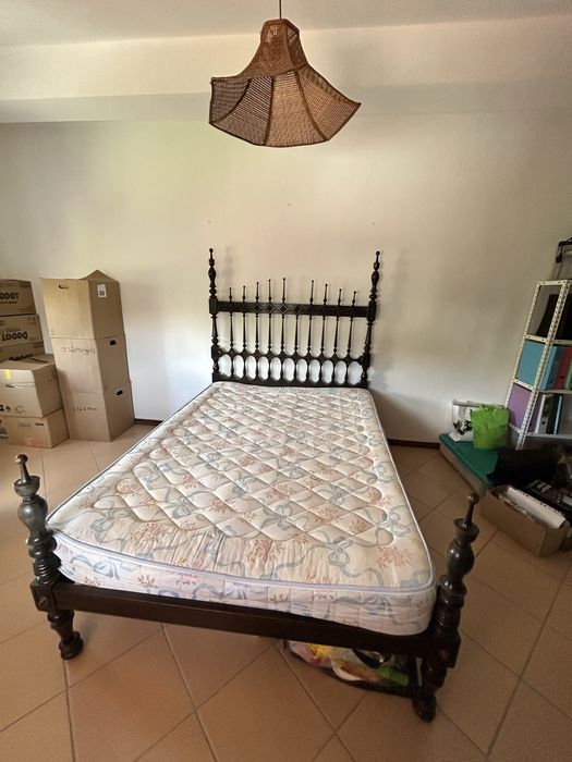 Cama de casal em madeira + colchão