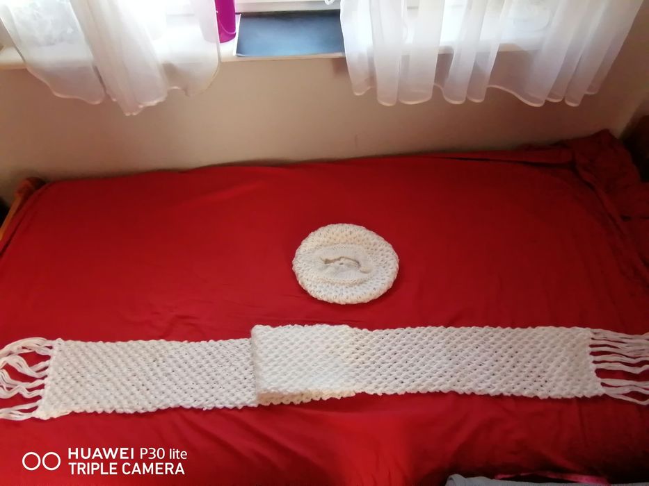 Nowa czapka i szalik białe