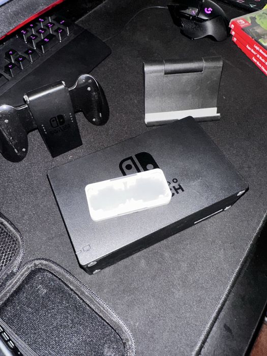 Nintendo Switch + Acessorios + 4 Jogos