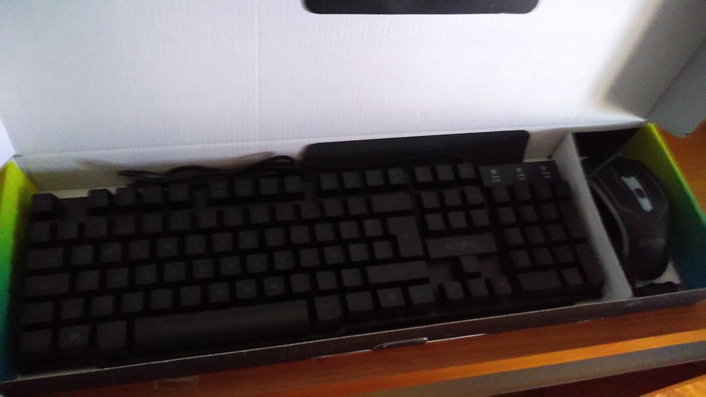 Conjunto Teclado, rato e tapete gaming