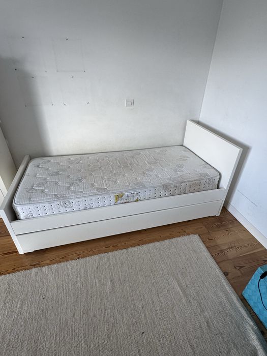 Cama individual de madeira maciça