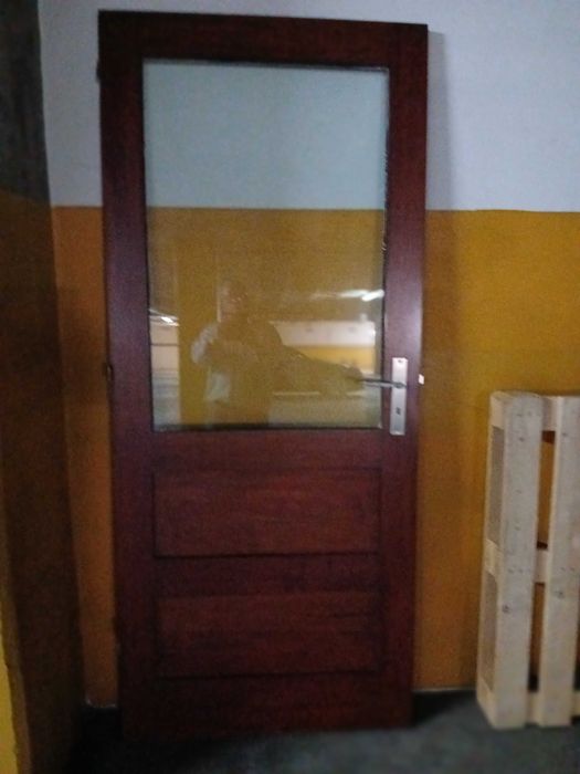 Porta de interior em madeira, envidraçada com vidros duplos.