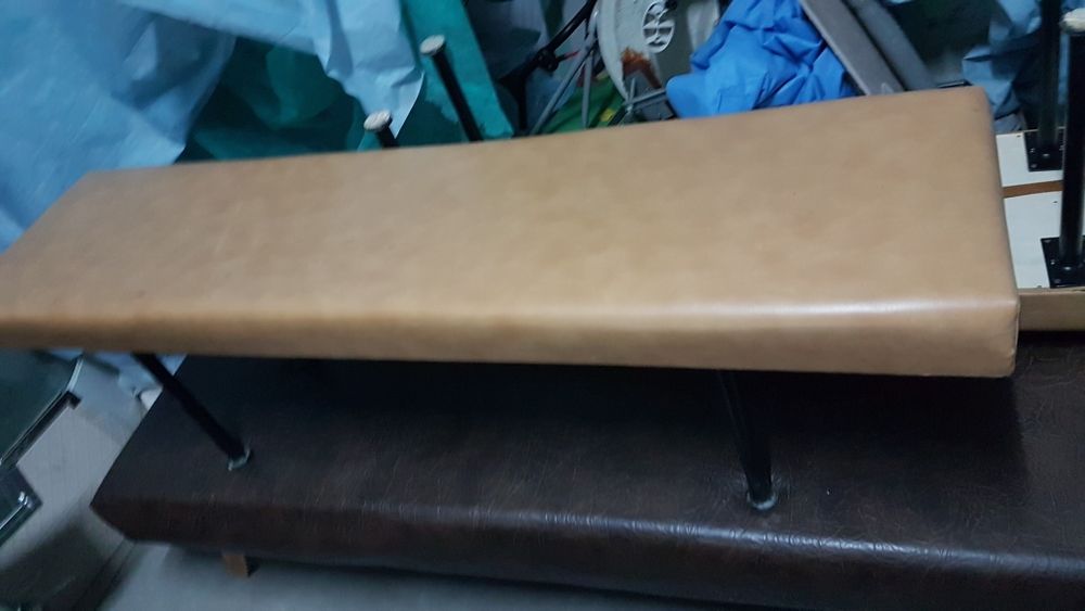 Ława do przedpokoju na metalowych nózkach